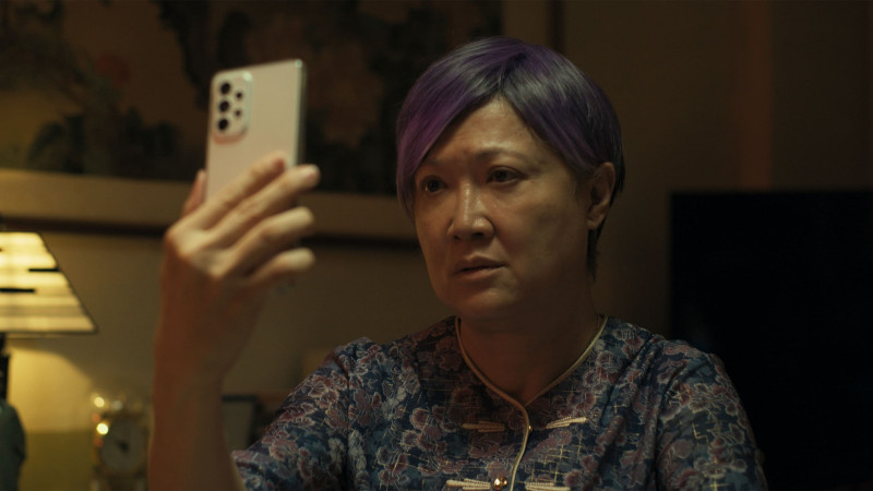 洪慧芳在《好孩子》飾演失智的母親，努力用手機記錄，盼不要遺忘。（甲上娛樂提供）