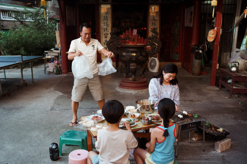 游安順（左）與王彩樺在《恨女的逆襲》中飾演夫妻，從感情融洽演到怒目相對。（華映提供）