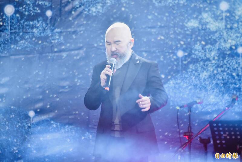 辛龍揮別喪妻之痛，今晚現身南港展覽館參加尾牙上工。（記者陳奕全攝）