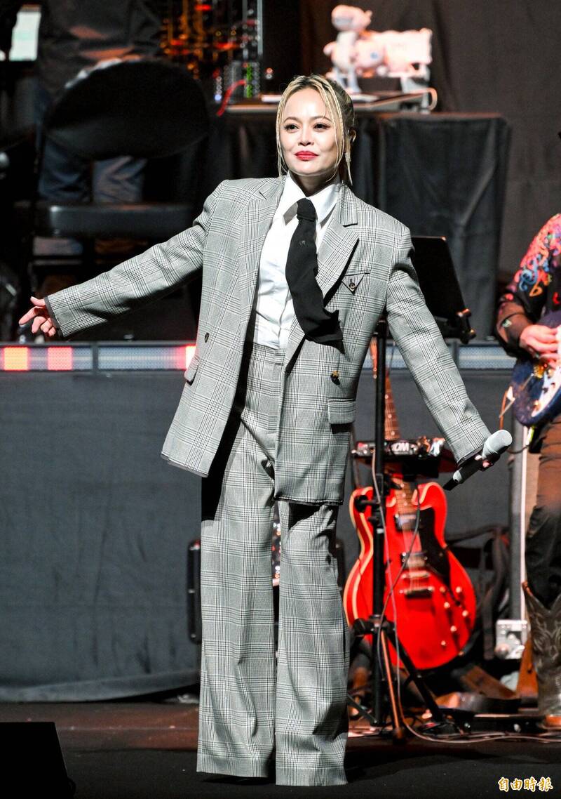 戴愛玲展現鐵肺唱功。（記者王文麟攝）