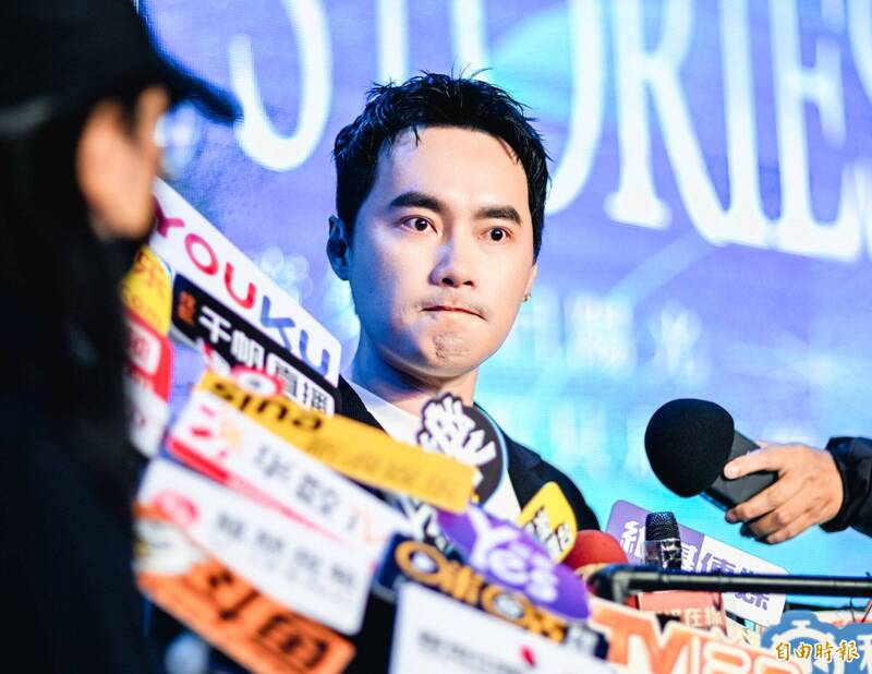 張峰議四處投稿自己的作品都沒人理，最後只收到顏正國回覆。（記者王文麟攝）