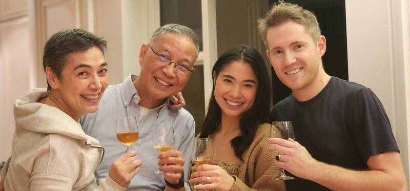 賴佩霞（左一）得知女婿Kevin（右一）病逝的噩耗，緊急赴美陪伴小女兒。（尚時代文創提供）