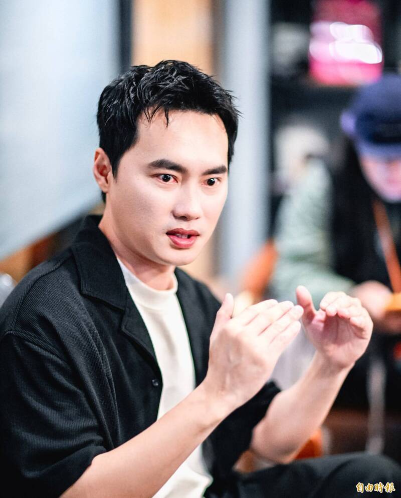 張峰議金盆洗手重新出發，更在奶奶的墓前發誓，未來絕對會重新做人。（記者王文麟攝）