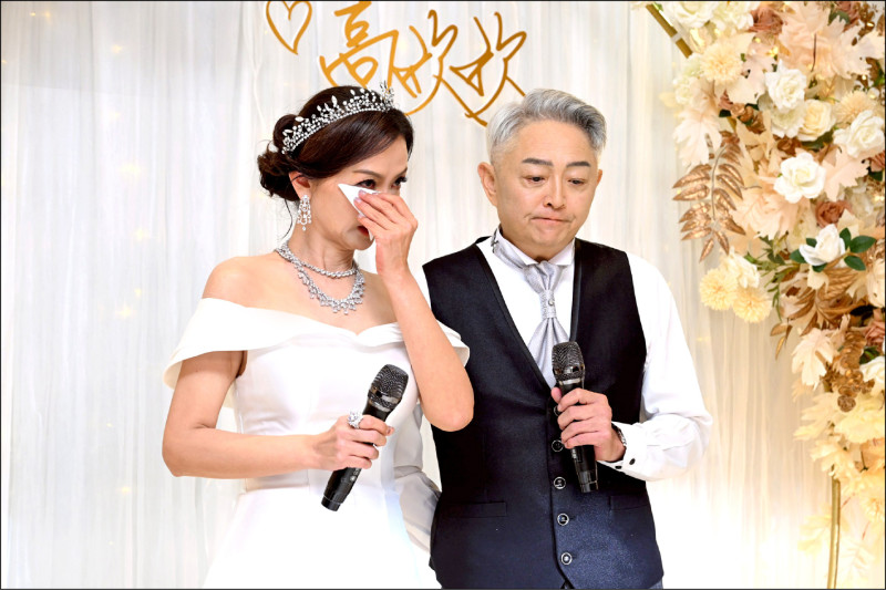 高欣欣（左）和李國超講到過世老友屠穎，忍不住哀戚落淚。（記者胡舜翔攝