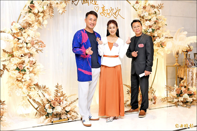 傅子純（左起）、兵家綺和游安順擔任婚禮招待。（記者胡舜翔攝）