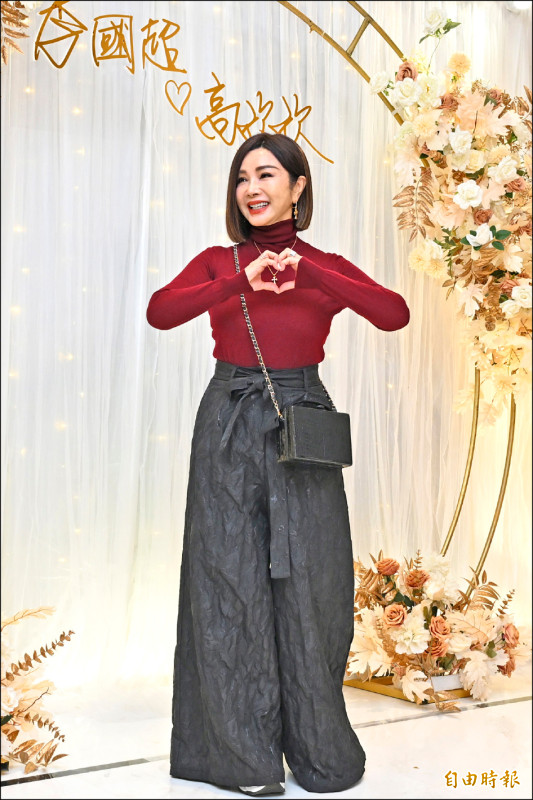 陳美鳳穿了喜氣紅色上衣，包了5位數紅包祝福「老新人」。（記者胡舜翔攝）