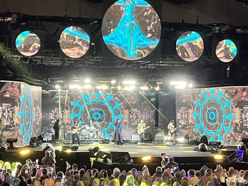 活動伊始由麋先生揭開序曲，帶來〈壞蛋〉與〈天生寂寞〉等作品。（記者黃子暘攝）