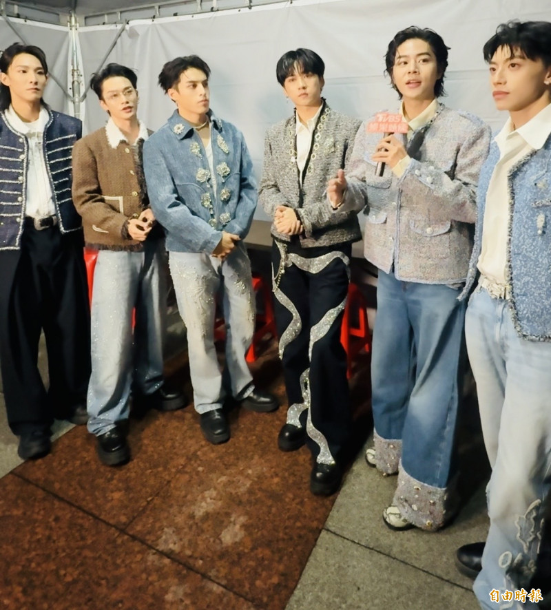 林煥鈞（左起）、周子翔、李哲言、周祖安、林佳辰、黃文廷稍早在後台受訪。（記者林欣穎攝）