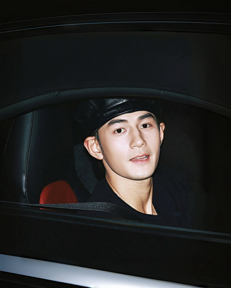 網友看到他坐在車上的照片，還以為是陳冠希。（翻攝自IG）