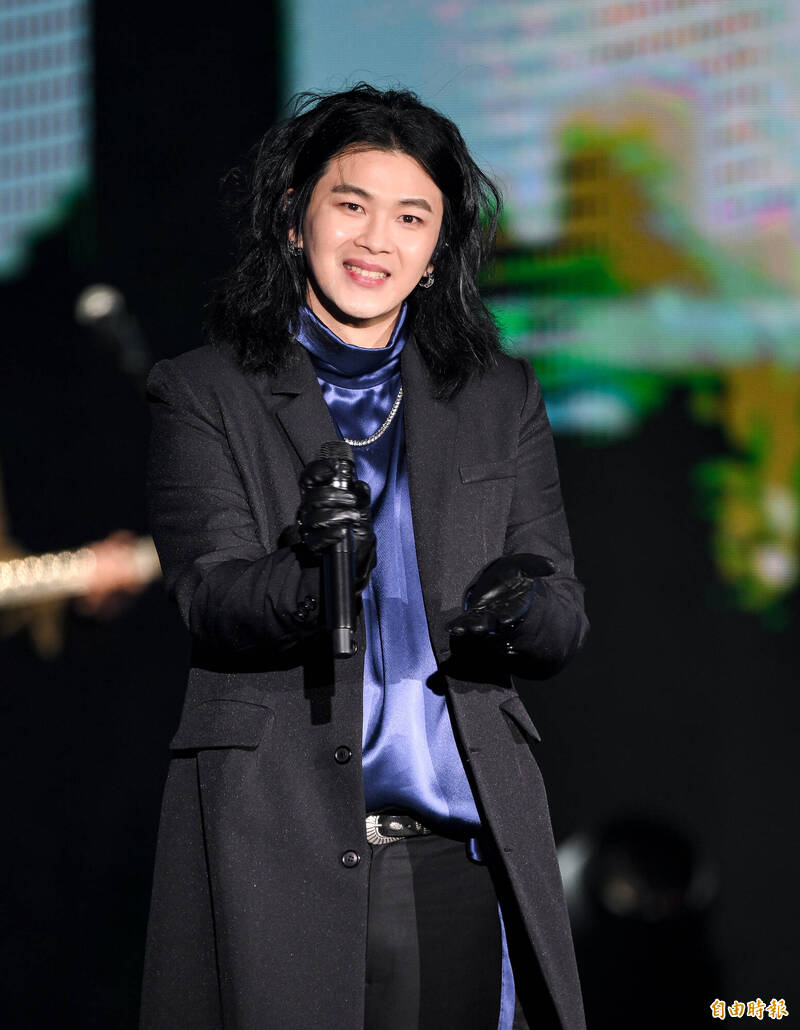 金曲樂團「MIXER」麋先生打頭陣開唱。（記者王文麟攝）