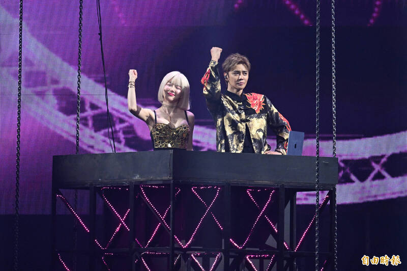 小豬特別邀請南韓火辣DJ SODA合作演出。（記者王文麟攝）