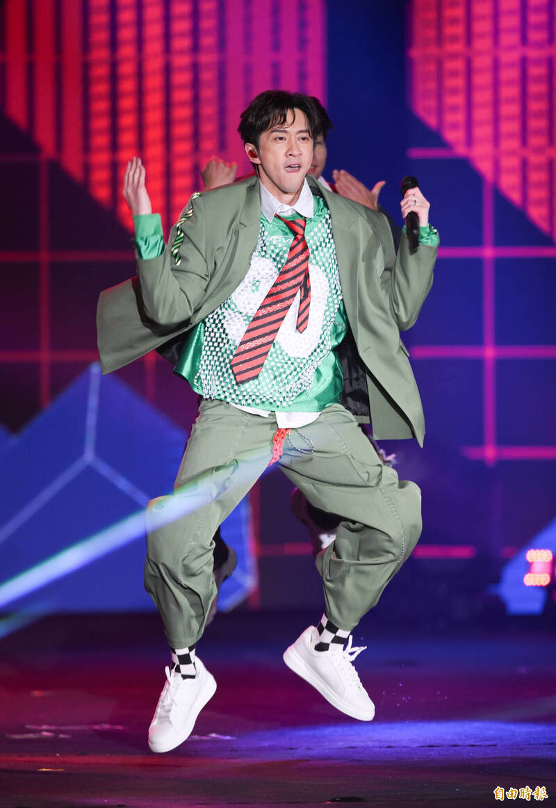 陳漢典稍早則以《我不會跳》熱情開跳。（記者王文麟攝）