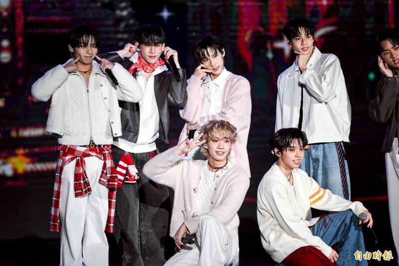 《原子少年2》冠軍團F.F.O則帶來《你那麼可愛》、《管不住自己》活潑唱跳帶來精彩表演。（記者王文麟攝）