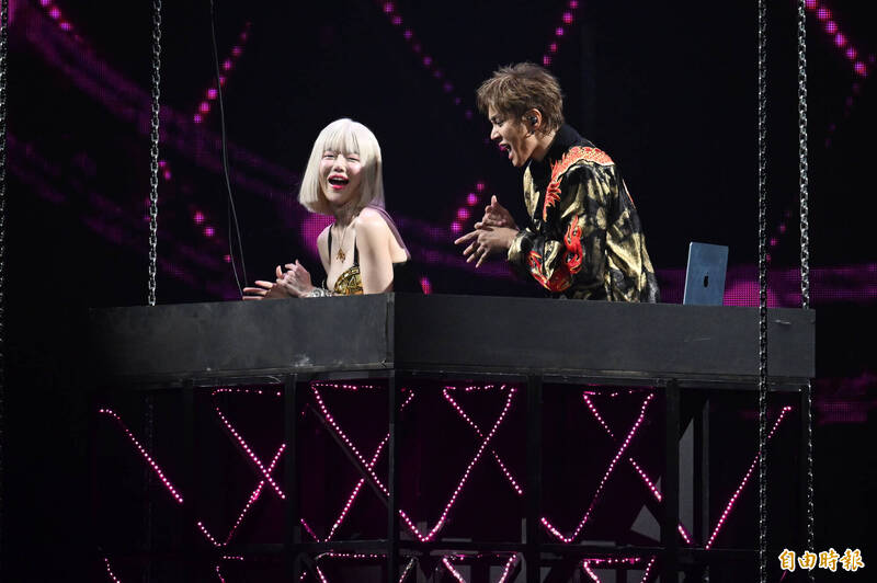 小豬特別邀請南韓火辣DJ SODA合作演出。（記者王文麟攝）
