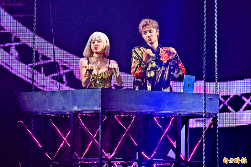 羅志祥與火辣的SODA（左）合體帶來精彩的DJ秀。（記者胡舜翔攝）