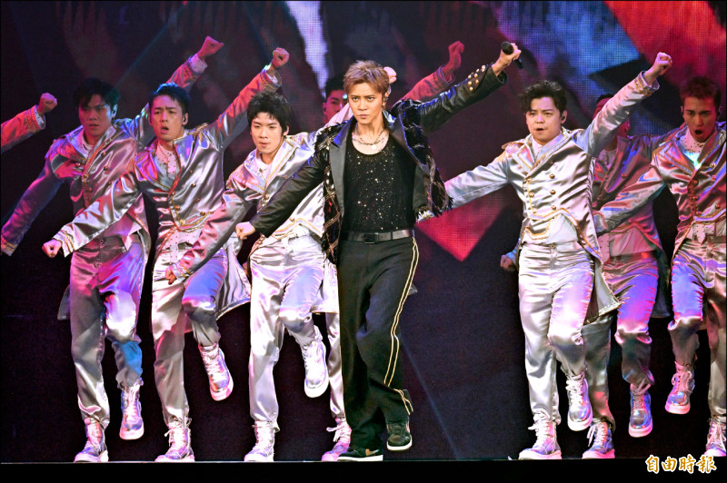羅志祥（中）開場率領舞者，帶來15分鐘的精彩快歌。（記者胡舜翔攝）