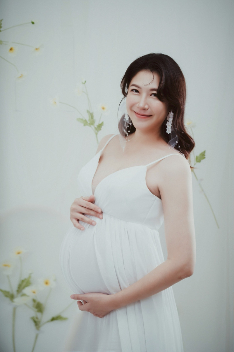 主播鄭亦真特別邀請「婚紗女王佩佩」團隊拍攝孕婦寫真。（wedding 21韓式婚紗攝影提供）