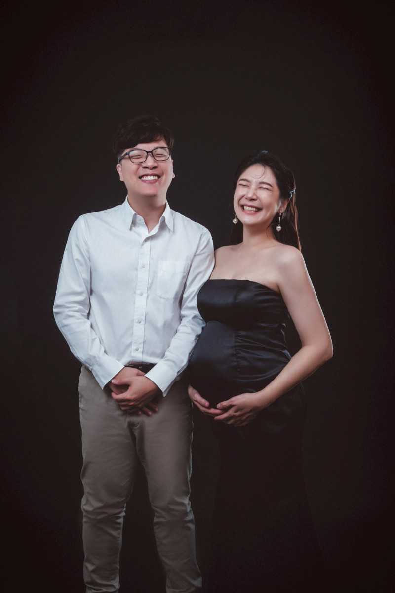 主播鄭亦真與老公歐巴（左）。（wedding 21韓式婚紗攝影提供）