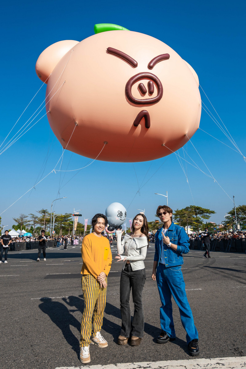 告五人開心和「告五豬」大氣球合照。（寬寬整合行銷提供）
