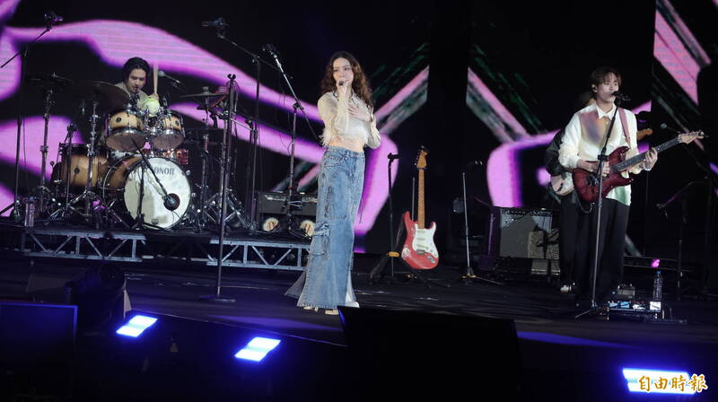 「巨星耶誕演唱會」告五人晚間6點低溫開唱，瞬間嗨翻現場萬名歌迷的心。（記者黃政嘉攝）