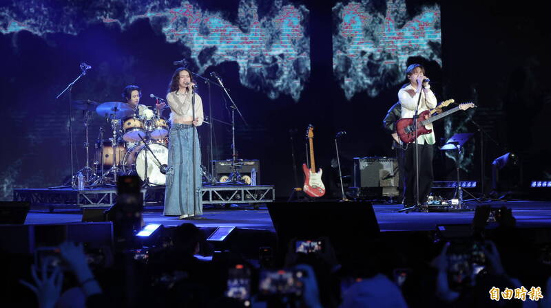 告五人開場帶來〈我想要佔據你〉、〈將錯就對〉等等膾炙人口歌曲。（記者黃政嘉攝）