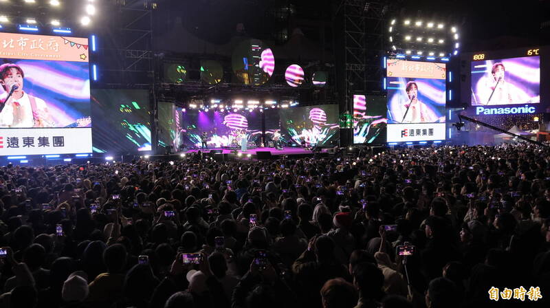 新北市觀光旅遊局指出，今晚6點現場的即時人流至少4萬人，提醒現場民眾注意安全。（記者黃政嘉攝）