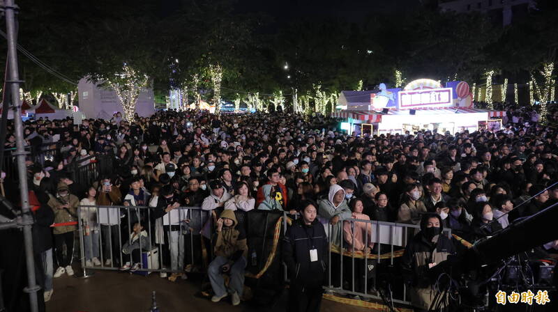 「巨星耶誕演唱會」今晚卡司陣容加上天氣無雨，人潮比昨天還多，廣場後方也擠滿眾多歌迷。（記者黃政嘉攝）
