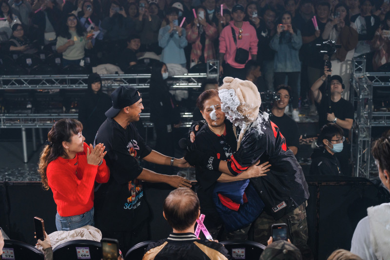 羅志祥和羅媽媽溫馨砸派。（寬宏藝術X華納音樂提供）