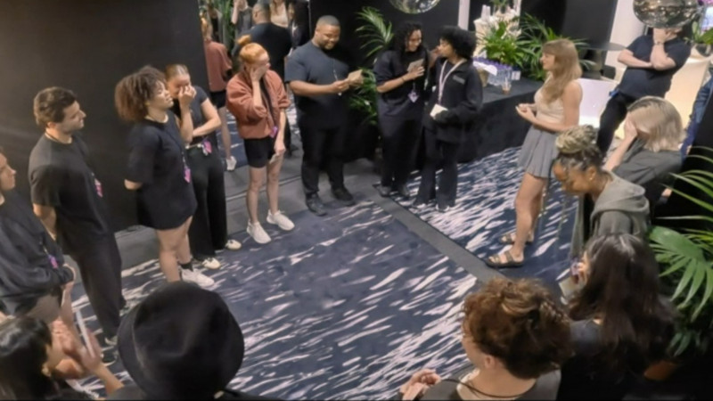 一聽到泰勒絲卡片內容，工作人員都激動摀住嘴。（翻攝自Disney+）