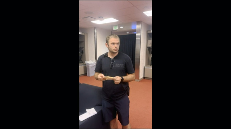 泰勒絲助理製作人打開信封，整個人傻住了。（翻攝自Disney+）