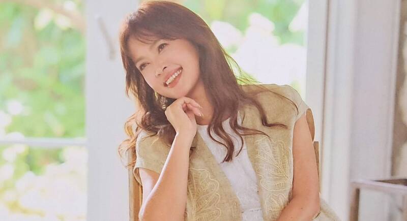 長髮飄逸的王淑麗，笑起來非常迷人。