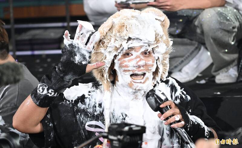 羅志祥被砸得滿臉都是。（記者潘少棠攝）