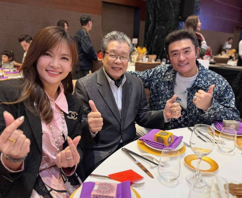 她也和楊烈（中）、李鑼（右）開心同框。（翻攝自王淑麗臉書）