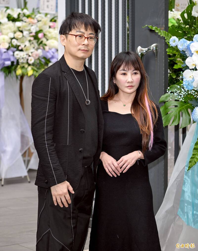 王宥忻（右）出席坣娜追思會。（記者王文麟攝）