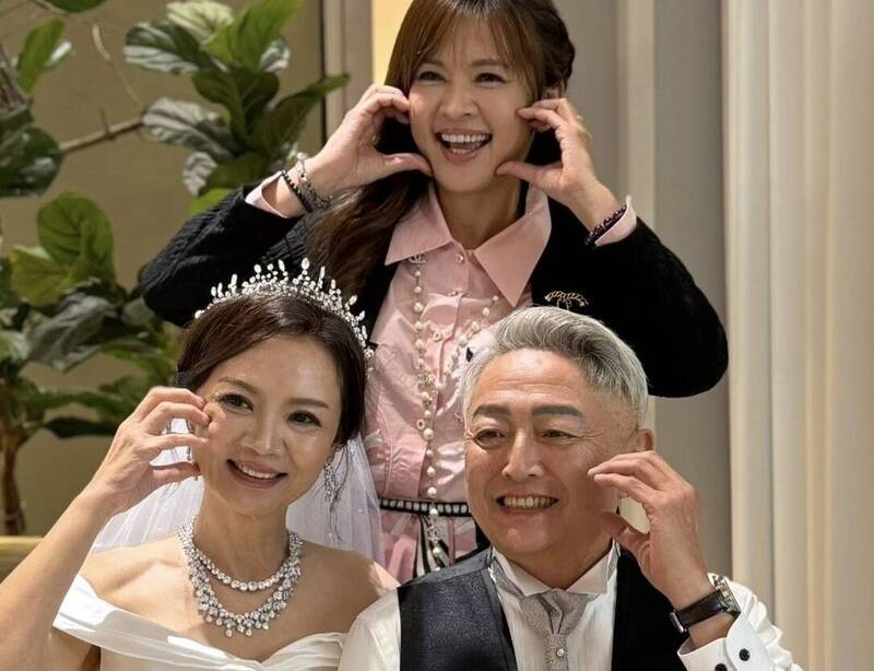 高欣欣＆李國超的高中同學  王淑麗婚宴忙集郵