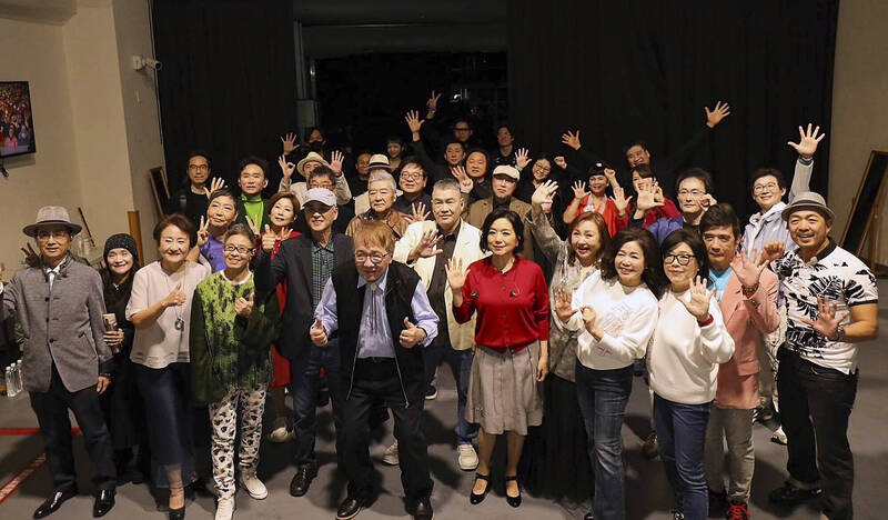 「民歌之父」楊弦（前排左一）在今年2月時，曾與民歌手開心齊聚小巨蛋演出。（中華音樂人交流協會提供）