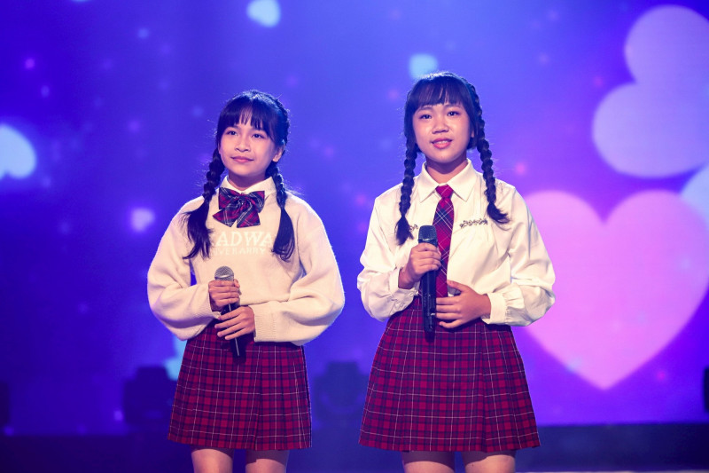 左起陳宥辰賴哿萲合唱，讓全台灣觀眾震撼。（民視提供）