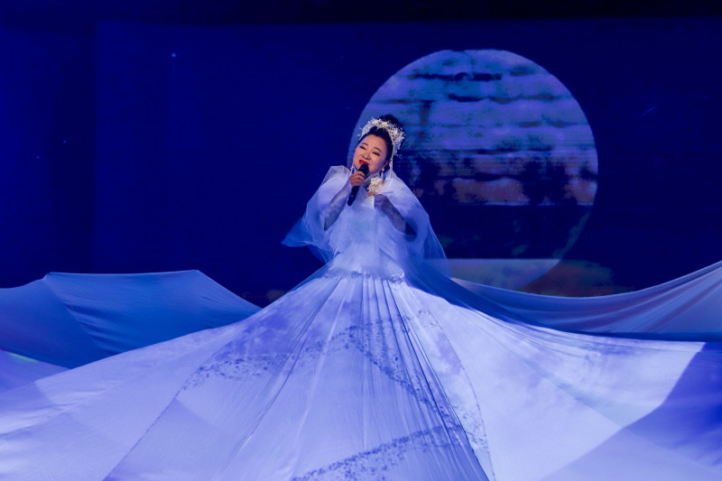 宛如拉斯維加斯大秀，白冰冰3公尺高空開唱。（民視提供）