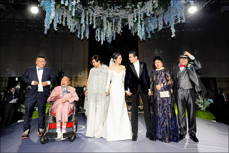 林光寧（左二）去年開心出席蕭敬騰與愛女的婚宴。（喜鵲娛樂提供）