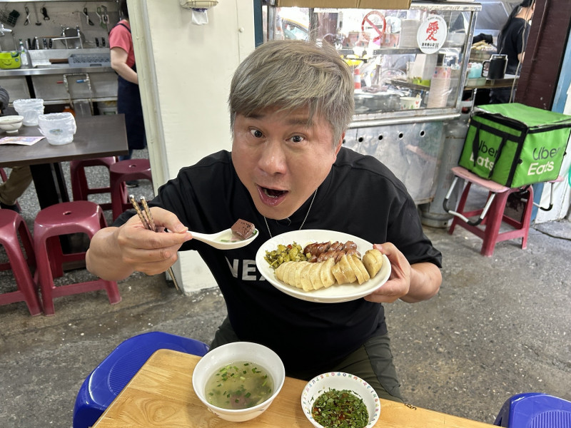 胡瓜大啖花蓮美食。（下面一位提供）