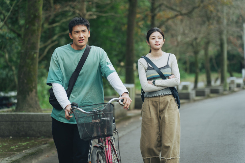 詹子萱（右）第一次挑戰喜劇演出，與陳澤耀（左）有精彩對手戲。（愛奇藝國際版、壹壹影業提供）