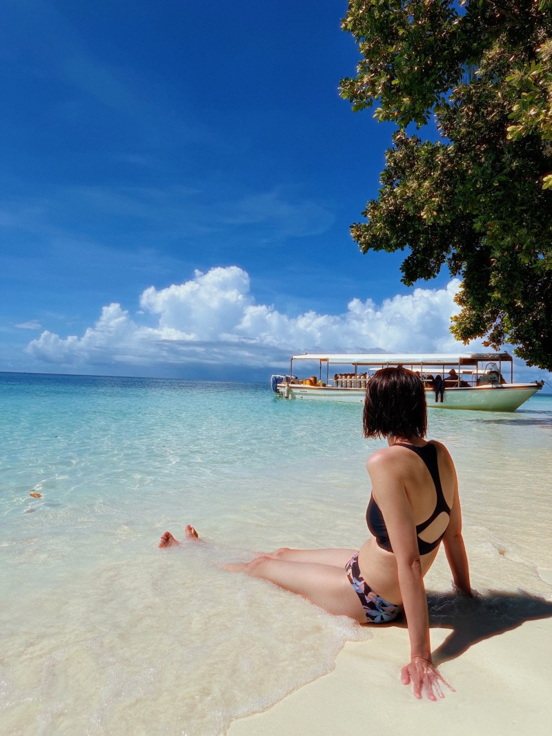 潘慧如在帛琉的無人島享受陽光。（球狀星團娛樂公司提供）