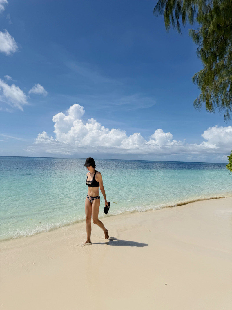 潘慧如在帛琉的無人島享受陽光。（球狀星團娛樂公司提供）