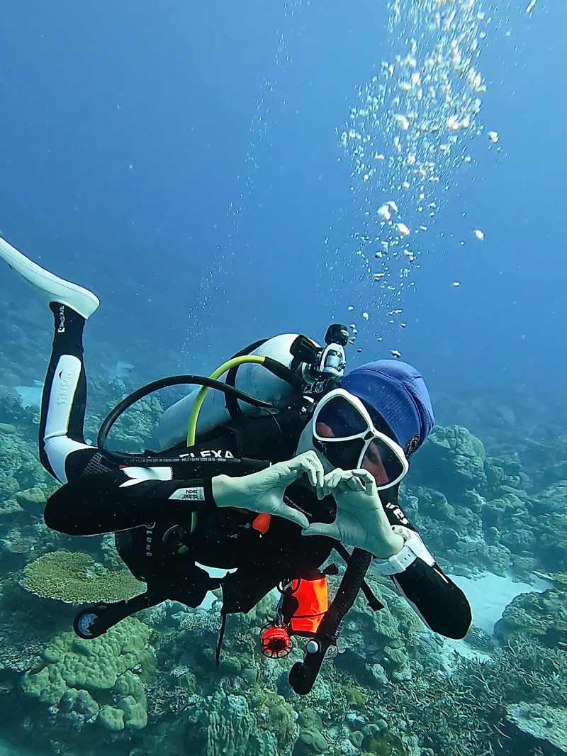 潘慧如開心在帛琉潛水。（球狀星團娛樂公司提供）