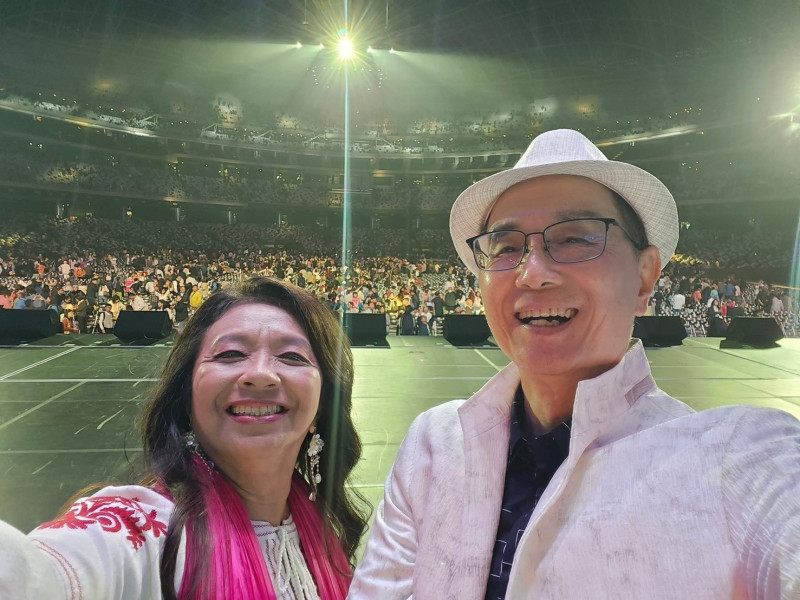 楊弦（右）上個月在大巨蛋演出，還和許景淳自拍留念。（翻攝自臉書）