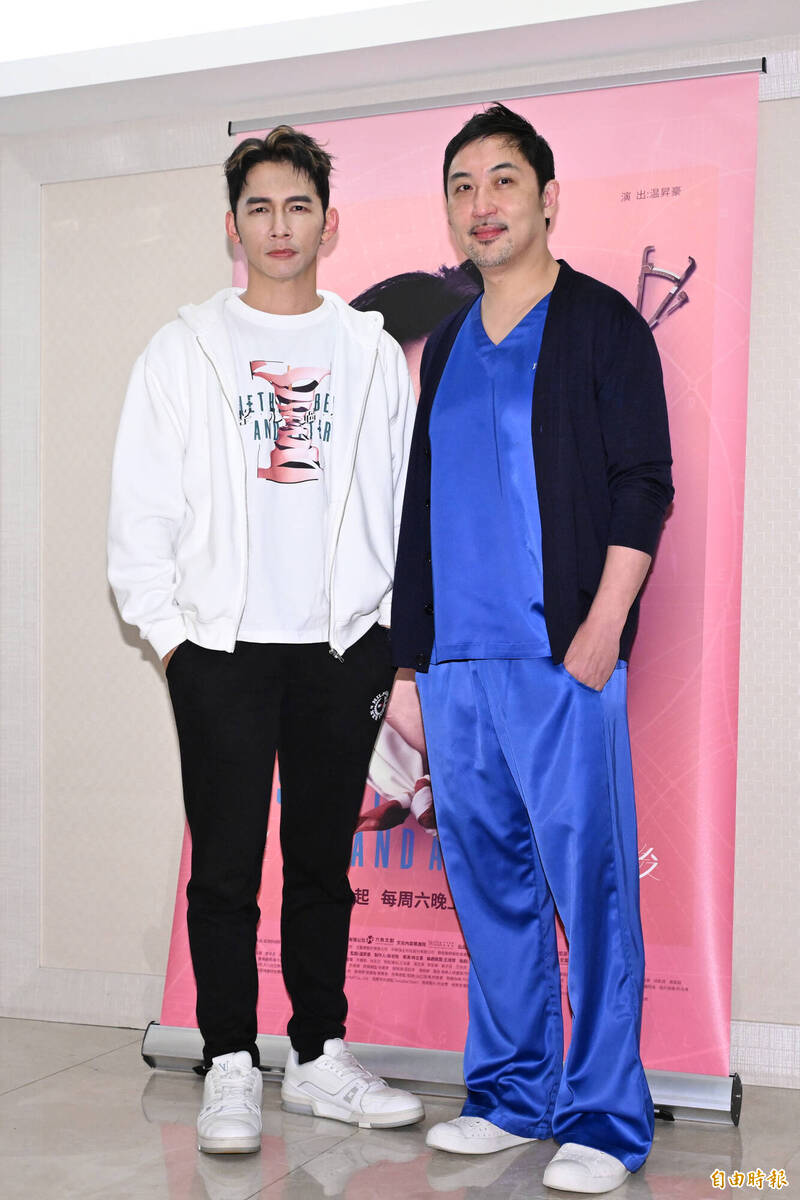 得知收視開紅盤，首任監製的温昇豪（左）則感性表示，這部作品是「歷時十年、一路從想像走到成形的結晶」。圖右為李進良。（記者胡舜翔攝）