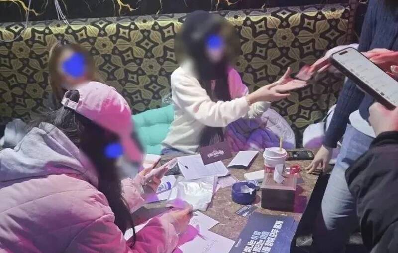 黃牛在場外KTV包廂進行門票加價交易。（翻攝自Threads）