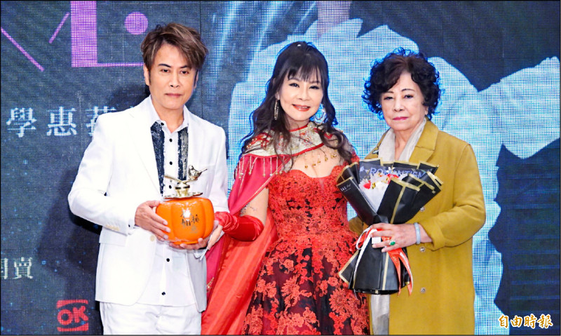 龍千玉（中）明年4月開演唱會，高齡90歲的媽媽（右）與弟弟江志豐現身力挺。（記者潘少棠攝）