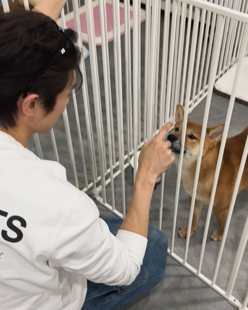 范姜彥豐展現愛護小動物的一面。（翻攝自臉書）