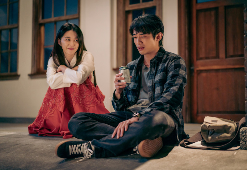 邵雨薇（左）在片中對初孟軒相當關心。（風暴國際提供）